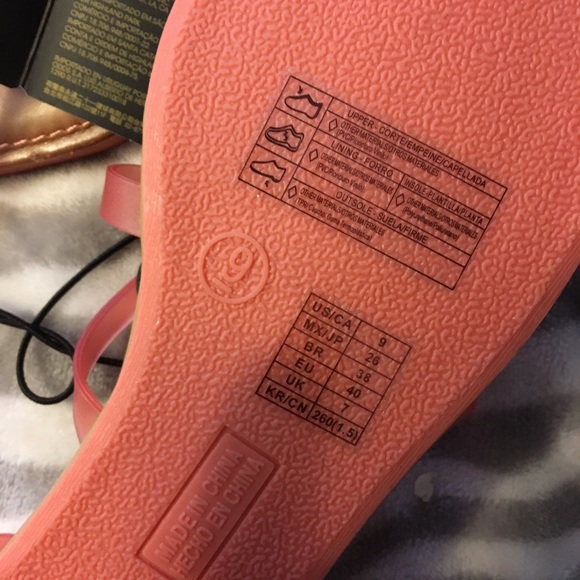 NWT STRAPPY SANDALS - Picture 4 of 4